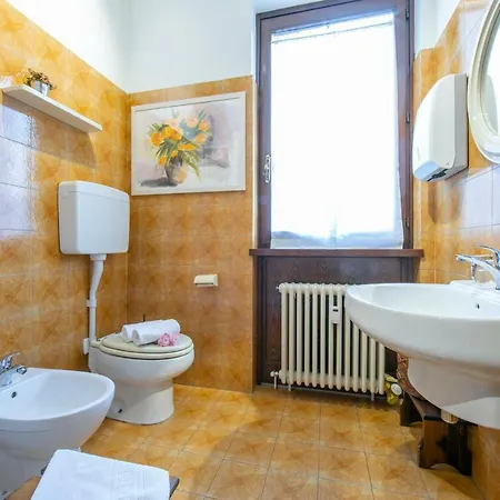Laveno-mombello Sleeps 4