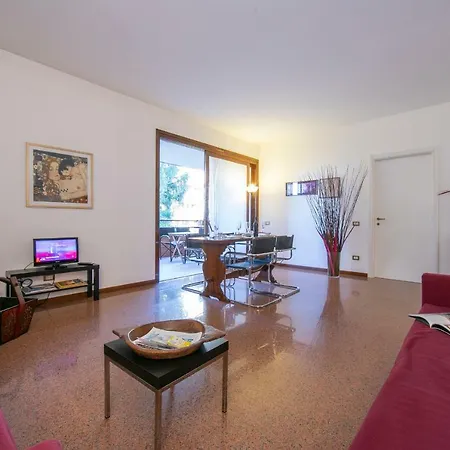Laveno-mombello Sleeps 4 * Laveno-Mombello