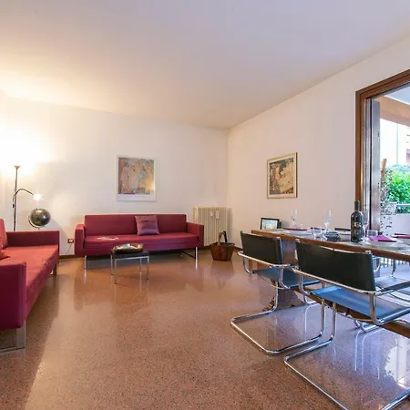 Laveno-mombello Sleeps 4 *